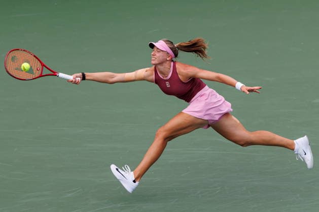 August 9, 2026, Toronto, On, Canada: Alina Korneeva reaches to return the ball from Coco Gauff of the United States during round of 16 National Bank Open tennis action in Toronto, on Sunday, Aug. 9, 2026. Canada News - August 9, 2026  - ZUMAc35_ 20260809_zaf_c35_066 Copyright: xKeitoxNewmanx