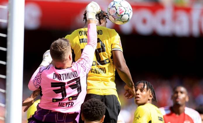 Alexander Meyer of Borussia Dortmund punches clear Arsenal v Borussia Dortmund, Pre Season Friendly, Football, Emirates Stadium, London, UK - 09 Aug 2026London Emirates Stadium United Kingdom EDITORIAL USE ONLY No use with unauthorised audio, video, data, fixture lists, club league logos or live services. Online in-match use limited to 120 images, no video emulation. No use in betting, games or single club league player publications.  Copyright: xGeorgexTewkesbury Shutterstockx 17051143ec