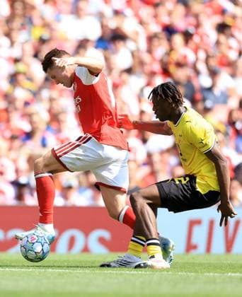 Viktor Gyokeres of Arsenal in action against Joane Gadou of Borussia Dortmund Arsenal v Borussia Dortmund, Pre Season Friendly, Football, Emirates Stadium, London, UK - 09 Aug 2026London Emirates Stadium United Kingdom EDITORIAL USE ONLY No use with unauthorised audio, video, data, fixture lists, club league logos or live services. Online in-match use limited to 120 images, no video emulation. No use in betting, games or single club league player publications.  Copyright: xGeorgexTewkesbury Shutterstockx 17051143dt