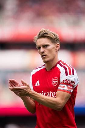 Martin Odegaard of Arsenal claps fans while walking to the corner flag Arsenal vs Borussia Dortmund, Emirates Cup, Final, Emirates Stadium, London, UK - 09 Aug 2026London Emirates Stadium United Kingdom  Copyright: xWiredxPhotos Shutterstockx 17058922bq