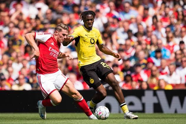 Viktor Gyokeres of Arsenal challenges for the ball against Joane Gadou of Borussia Dortmund Arsenal vs Borussia Dortmund, Emirates Cup, Final, Emirates Stadium, London, UK - 09 Aug 2026London Emirates Stadium United Kingdom  Copyright: xWiredxPhotos Shutterstockx 17058922ej