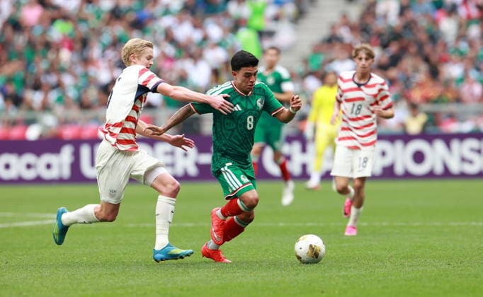 CONCACAF U-20 Championship - USA vs Mexico Colin Guske (L) of USA vies for the ball with Juan Sigala (R) of Mexico during the final of the CONCACAF U-20 Championship between the United States and Mexico in Mexico City, Mexico, 09 August 2026. MEXICO CITY Mexico  Copyright: xMARIOxGUZMANx
