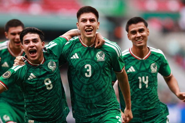 CONCACAF U-20 Championship - USA vs Mexico Juan Sigala (L), Cristobal Alfaro (C), and Yohan Orozco (R) of Mexico celebrate a goal during the final of the CONCACAF U-20 Championship between the United States and Mexico in Mexico City, Mexico, 09 August 2026. MEXICO CITY Mexico  Copyright: xMARIOxGUZMANx
