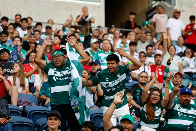 Santos fans cheer during a Leagues Cup match between the Chicago Fire and Santos at Toyota Park in Bridgeview, USA, 09 August 2026. Leagues Cup: Chicago Fire vs Santos !ACHTUNG: NUR REDAKTIONELLE NUTZUNG!  Copyright: xKamilxKrzaczynskix AME7477 20260810-55021108545_1