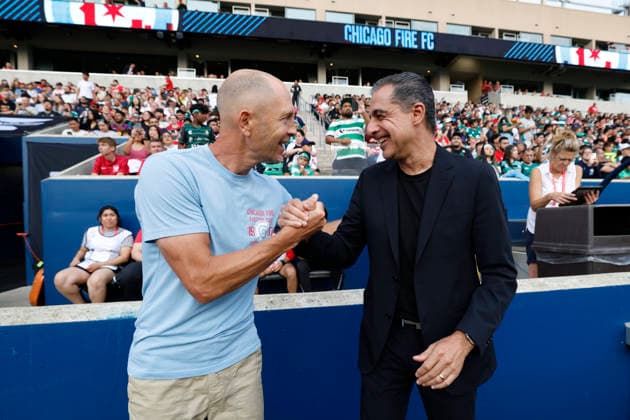 Chicago Fire head coach Gregg Berhalter (L) greets Santos head coach Renato Paiva during a Leagues Cup match between the Chicago Fire and Santos at Toyota Park in Bridgeview, USA, 09 August 2026. Leagues Cup: Chicago Fire vs Santos !ACHTUNG: NUR REDAKTIONELLE NUTZUNG!  Copyright: xKamilxKrzaczynskix AME7487 20260810-55021108547_1