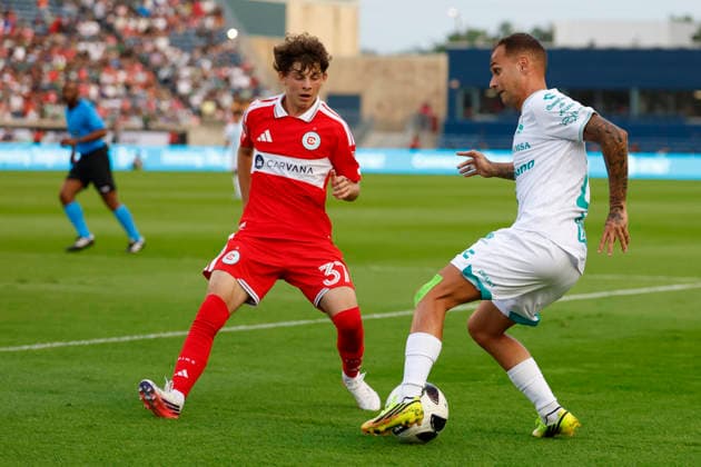 Robert Turdean (L) of the Chicago Fire vies for the ball with Fran Villalba of Santos during a Leagues Cup match between the Chicago Fire and Santos at Toyota Park in Bridgeview, USA, 09 August 2026. Leagues Cup: Chicago Fire vs Santos !ACHTUNG: NUR REDAKTIONELLE NUTZUNG!  Copyright: xKamilxKrzaczynskix AME7484 20260810-55021108548_1