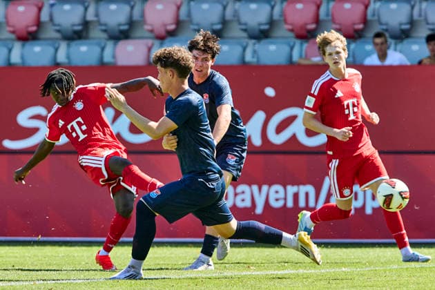 A-Junioren Bundesliga DFB-Nachwuchsliga, FC Bayern München (U19) vs SpVgg Unterhaching (U19), München FC Bayern, München FC Bayern (U19), Unterhaching SpVgg, Unterhaching SpVgg (U19), 2026-08-09 in München (FC Bayern Campus) HENTCHO NSEKE Aristide (FC Bayern München (U19) Rechtsaußen Nr11-FCB(U19)11), CIRAK Tarik (SpVgg Unterhaching Innenverteidiger Nr4-UHG(U19)4), LINDNER Ole (SpVgg Unterhaching Nr2-UHG(U19)2) sportworld München FC Bayern Campus Bayern Deutschland *** DFB Youth League (Junior Bundesliga D), FC Bayern Munich U19 vs. SpVgg Unterhaching U19, Munich FC Bayern, Munich FC Bayern U19, Unterhaching SpVgg, Unterhaching SpVgg U19, August 9, 2026, at FC Bayern Campus in Munich HENTCHO NSEKE Aristide FC Bayern Munich U19 Right Winger No. 11 FCB U19 11, CIRAK Tarik, SpVgg Unterhaching, center back, No. 4, UHG U19 4; LINDNER Ole, SpVgg Unterhaching, No. 2, UHG U19 2; Sportworld, Munich FC Bayern Campus, Bayern, Germany