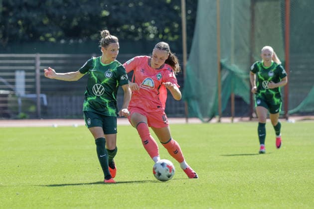 09.08.2026, xgrfx, Fussball Testspiel Frauen, SV Werder Bremen - VfL Wolfsburg v.l. Svenja Huth (VfL Wolfsburg), Felicia Sträßer (Werder Bremen) (DFL DFB REGULATIONS PROHIBIT ANY USE OF PHOTOGRAPHS as IMAGE SEQUENCES and or QUASI-VIDEO) Bremen *** August 9, 2026, xgrfx, Women s Soccer Friendly, SV Werder Bremen vs. VfL Wolfsburg, left: Svenja Huth (VfL Wolfsburg), Felicia Sträßer, Werder Bremen, DFL, DFB. REGULATIONS PROHIBIT ANY USE OF PHOTOGRAPHS AS IMAGE SEQUENCES AND OR QUASI-VIDEO, Bremen