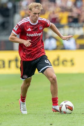 v.l.n.r.: Eric Porstner (1. FC Nürnberg), im 2. Bundesliga-Spiel zwischen dem 1. FC Nürnberg und Dynamo Dresden im Max-Morlock-Stadion, Nürnberg, Deutschland, am 9. August 2026. in action during the 2nd Bundesliga match between 1. FC Nuremberg and Dynamo Dresden at the Max-Morlock Stadium, Nuremberg, Germany, on August 9, 2026. DFB DFL REGULATIONS PROHIBIT ANY USE OF PHOTOGRAPHS AS IMAGE SEQUENCES AND OR QUASI-VIDEO, *** From left to right: Eric Porstner of 1. FC Nürnberg, during the 2. Bundesliga match between 1. FC Nürnberg and Dynamo Dresden at the Max Morlock Stadium, Nuremberg, Germany, on August 9, 2026, in action during the 2nd Bundesliga match between 1 FC Nuremberg and Dynamo Dresden at the Max Morlock Stadium, Nuremberg, Germany, on August 9, 2026 DFB and DFL regulations prohibit any use of photographs as image sequences and or quasi-video, Copyright: HMBxMedia xHeikoxBecker