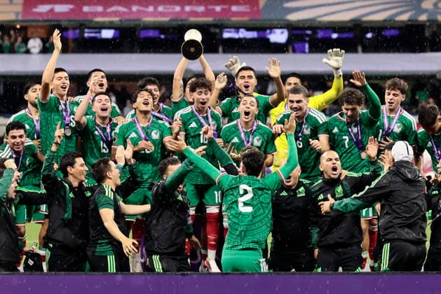 CONCACAF U-20 Championship - USA vs Mexico Mexican players celebrate with the trophy after winning the final of the CONCACAF U-20 Championship between the United States and Mexico at Banorte Stadium in Mexico City, Mexico, 09 August 2026. MEXICO CITY Mexico  Copyright: xJOSExMENDEZx