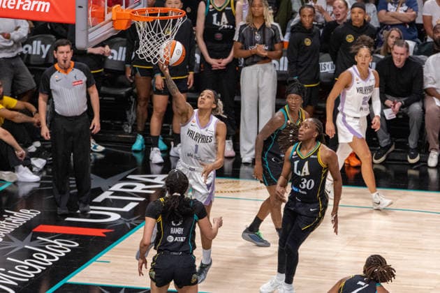 LOS ANGELES, CA - AUGUST 09: Gabby Williams 1 of the Golden State Valkyries shoots a layup during the first half of a WNBA, Basketball Damen, USA game between the Golden State Valkyries and the Los Angeles Sparks on August 9, 2026 at Crypto.com Arena in Los Angeles, California. (Photo by Greg Fiore Icon Sportswire) WNBA: AUG 09 Golden State Valkyries at Los Angeles Sparks EDITORIAL USE ONLY Icon260890081