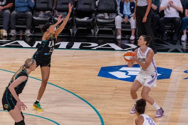 LOS ANGELES, CA - AUGUST 09: Cecilia Zandalasini 24 of the Golden State Valkyries prepares to shoot a three pointer during a WNBA, Basketball Damen, USA game between the Golden State Valkyries and the Los Angeles Sparks on August 9, 2026 at Crypto.com Arena in Los Angeles, California. (Photo by Greg Fiore Icon Sportswire) WNBA: AUG 09 Golden State Valkyries at Los Angeles Sparks EDITORIAL USE ONLY Icon260890335