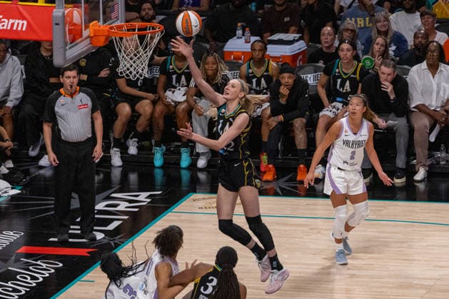 LOS ANGELES, CA - AUGUST 09: Cameron Brink 22 of the Los Angeles Sparks drives the ball to the net during a WNBA, Basketball Damen, USA game between the Golden State Valkyries and the Los Angeles Sparks on August 9, 2026 at Crypto.com Arena in Los Angeles, California. (Photo by Greg Fiore Icon Sportswire) WNBA: AUG 09 Golden State Valkyries at Los Angeles Sparks EDITORIAL USE ONLY Icon260891776