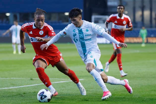 Leonardo Barroso (L) of the Chicago Fire vies for the ball with Emmanuel Echeverría of Santos during a Leagues Cup match between the Chicago Fire and Santos at Toyota Park in Bridgeview, USA, 09 August 2026. Leagues Cup: Chicago Fire vs Santos !ACHTUNG: NUR REDAKTIONELLE NUTZUNG!  Copyright: xKamilxKrzaczynskix AME7505 20260810-55021108741_1