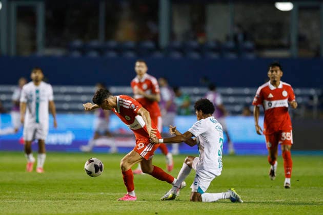 Robert Lewandowski (C-L) of the Chicago Fire vies for the ball with Mauricio Cuevas (C-R) of Santos during a Leagues Cup match between the Chicago Fire and Santos at Toyota Park in Bridgeview, USA, 09 August 2026. Leagues Cup: Chicago Fire vs Santos !ACHTUNG: NUR REDAKTIONELLE NUTZUNG!  Copyright: xKamilxKrzaczynskix AME7553 20260810-55021108747_1
