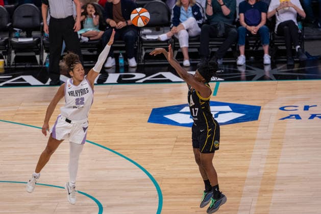LOS ANGELES, CA - AUGUST 09: Erica Wheeler 17 of the Los Angeles Sparks shoots a three pointer while guarded by Veronica Burton 22 of the Golden State Valkyries during a WNBA, Basketball Damen, USA game between the Golden State Valkyries and the Los Angeles Sparks on August 9, 2026 at Crypto.com Arena in Los Angeles, California. (Photo by Greg Fiore Icon Sportswire) WNBA: AUG 09 Golden State Valkyries at Los Angeles Sparks EDITORIAL USE ONLY Icon260891240