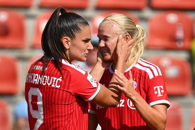 Torjubel v..re: Pernile HARDER (FCB) nach Tor zum 1-0 mit Jovana DAMNJANOVIC (FCB), Jubel,Freude,Begeisterung, Fussball Testspiel Bayern Muenchen Frauen - Paris FC am 09.08.2026 im Sportpark Unterhaching Saison 2026 2027, *** Goal celebration by Pernile HARDER (FCB) after Jovana DAMNJANOVIC (FCB) scored the 1-0 goal, Celebration, joy, excitement, soccer friendly match between Bayern Munich Women and Paris FC on August 9, 2026, at Sportpark Unterhaching, 2026–2027 season,