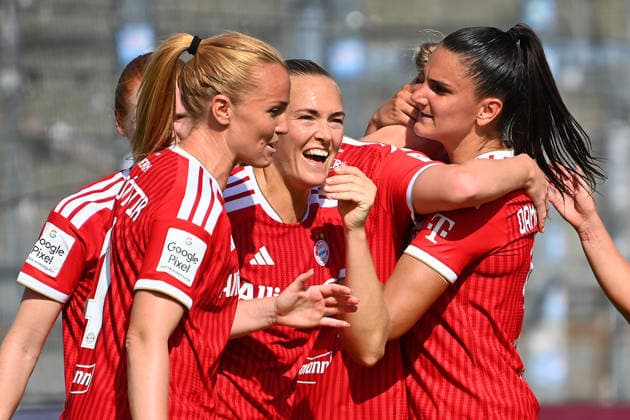 kollektiver Torjubel mit Glodis Perla VIGGOSDOTTIR (FCB), Magdalena ERIKSSON (FCB), Alara SEHITLER (FCB),Jovana DAMNJANOVIC (FCB), Jubel,Freude,Begeisterung,Aktion. Fussball Testspiel Bayern Muenchen Frauen - Paris FC am 09.08.2026 im Sportpark Unterhaching Saison 2026 2027, *** Collective goal celebration with Glodis Perla VIGGOSDOTTIR (FCB), Magdalena ERIKSSON (FCB), Alara SEHITLER (FCB), Jovana DAMNJANOVIC (FCB), Celebration, joy, excitement, action: Soccer friendly match between Bayern Munich Women and Paris FC on August 9, 2026, at Sportpark Unterhaching, 2026–2027 season,