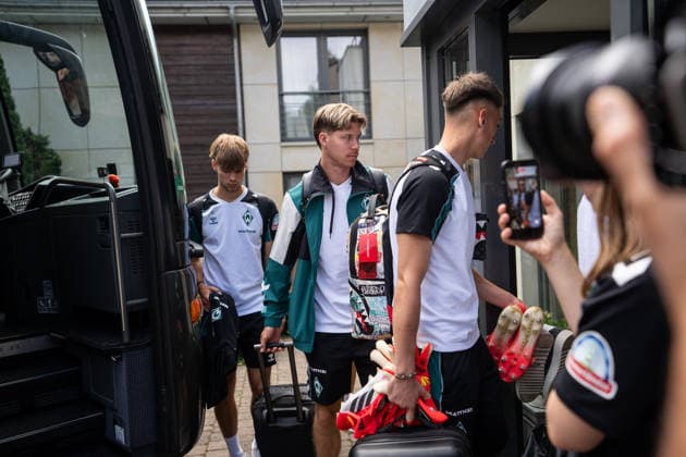 10.08.2026, GER Deutschland, Fussball, Saison 2026 2027, Trainingslager Werder Bremen, Ankunft der Mannschaft am Hotel-Residence Klosterpforte Cedric Itten (SV Werder Bremen, 26) Harsewinkel-Marienfeld Hotel-Residence Klosterpforte Nordrhein-Westfalen (NRW) Deutschland *** August 10, 2026, GER Germany, Soccer, 2026–2027 season, Werder Bremen training camp, team arrival at the Hotel Residence Klosterpforte, Cedric Itten, SV Werder Bremen, 26 Harsewinkel, Marienfeld, Hotel Residence Klosterpforte, North Rhine-Westphalia (NRW), Germany Copyright: xnordphotoxGmbHx xChristianxSchulzex