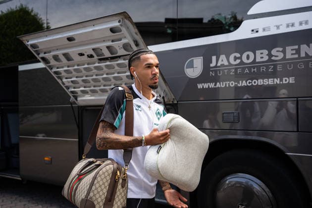 10.08.2026, GER Deutschland, Fussball, Saison 2026 2027, Trainingslager Werder Bremen, Ankunft der Mannschaft am Hotel-Residence Klosterpforte Justin Njinmah (SV Werder Bremen, 11) Harsewinkel-Marienfeld Hotel-Residence Klosterpforte Nordrhein-Westfalen (NRW) Deutschland *** August 10, 2026, GER Germany, Soccer, 2026–2027 season, Werder Bremen training camp, team arrival at the Hotel Residence Klosterpforte, Justin Njinmah, SV Werder Bremen, 11 Harsewinkel, Marienfeld, Hotel Residence Klosterpforte, North Rhine-Westphalia (NRW), Germany Copyright: xnordphotoxGmbHx xChristianxSchulzex