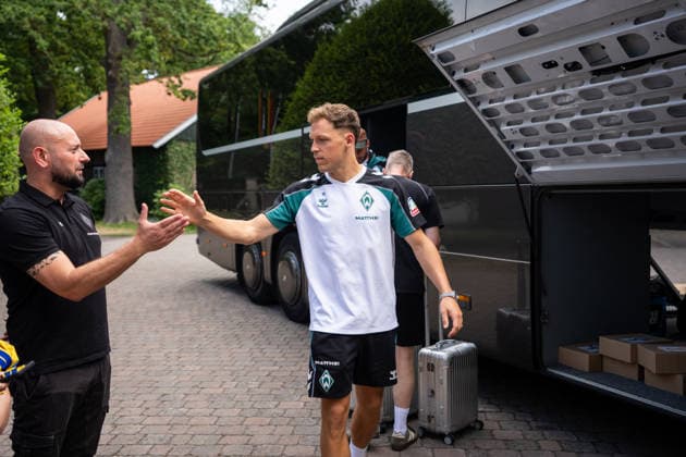 10.08.2026, GER Deutschland, Fussball, Saison 2026 2027, Trainingslager Werder Bremen, Ankunft der Mannschaft am Hotel-Residence Klosterpforte Senne Lynen (SV Werder Bremen, 14) Harsewinkel-Marienfeld Hotel-Residence Klosterpforte Nordrhein-Westfalen (NRW) Deutschland *** August 10, 2026, GER Germany, Soccer, 2026–2027 season, Werder Bremen training camp, team arrival at the Hotel Residence Klosterpforte in Senne Lynen, SV Werder Bremen, 14 Harsewinkel Marienfeld Hotel Residence Klosterpforte North Rhine-Westphalia (NRW), Germany Copyright: xnordphotoxGmbHx xChristianxSchulzex