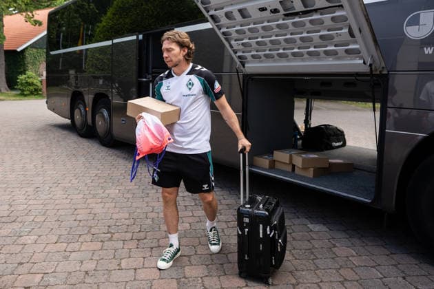 10.08.2026, GER Deutschland, Fussball, Saison 2026 2027, Trainingslager Werder Bremen, Ankunft der Mannschaft am Hotel-Residence Klosterpforte Mitchell Weiser (SV Werder Bremen, 8) Harsewinkel-Marienfeld Hotel-Residence Klosterpforte Nordrhein-Westfalen (NRW) Deutschland *** August 10, 2026, GER Germany, Soccer, 2026–2027 season, Werder Bremen training camp, team arrival at the Hotel Residence Klosterpforte, Mitchell Weiser, SV Werder Bremen, 8 Harsewinkel, Marienfeld, Hotel Residence Klosterpforte, North Rhine-Westphalia (NRW), Germany Copyright: xnordphotoxGmbHx xChristianxSchulzex