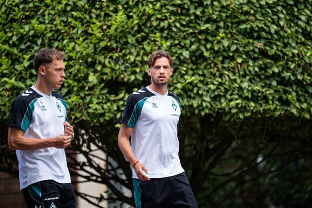 10.08.2026, GER Deutschland, Fussball, Saison 2026 2027, Trainingslager Werder Bremen, Ankunft der Mannschaft am Hotel-Residence Klosterpforte Senne Lynen (SV Werder Bremen, 14) und Olivier Deman (SV Werder Bremen, 2) Harsewinkel-Marienfeld Hotel-Residence Klosterpforte Nordrhein-Westfalen (NRW) Deutschland *** August 10, 2026, GER Germany, Soccer, 2026–2027 Season, Werder Bremen training camp, arrival of the team at the Hotel Residence Klosterpforte in Senne Lynen, SV Werder Bremen; 14 and Olivier Deman, SV Werder Bremen; 2 Harsewinkel, Marienfeld, Hotel Residence Klosterpforte, North Rhine-Westphalia (NRW), Germany Copyright: xnordphotoxGmbHx xChristianxSchulzex
