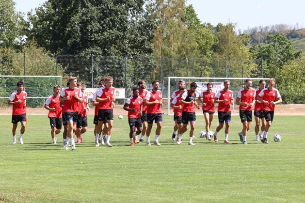 Training der Sportfreunde Siegen. Fussball Regionalliga West, Training, Sportfreunde Siegen, am 10.08.2026 in Mudersbach Deutschland. *** Sportfreunde Siegen soccer team practice (Regionalliga West), practice, Sportfreunde Siegen, on August 10, 2026, in Mudersbach, Germany