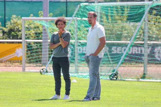 Training der Sportfreunde Siegen. Sportdirektor Nico Michaty (SI) li. und Geschaeftsfuehrer (Geschäftsführer) Matthias Georg (SI) re. Fussball Regionalliga West, Training, Sportfreunde Siegen, am 10.08.2026 in Mudersbach Deutschland. *** Training session for Sportfreunde Siegen: Sports Director Nico Michaty (left) and Managing Director Matthias Georg (right) – Regional League West soccer, training, Sportfreunde Siegen, on August 10, 2026, in Mudersbach, Germany