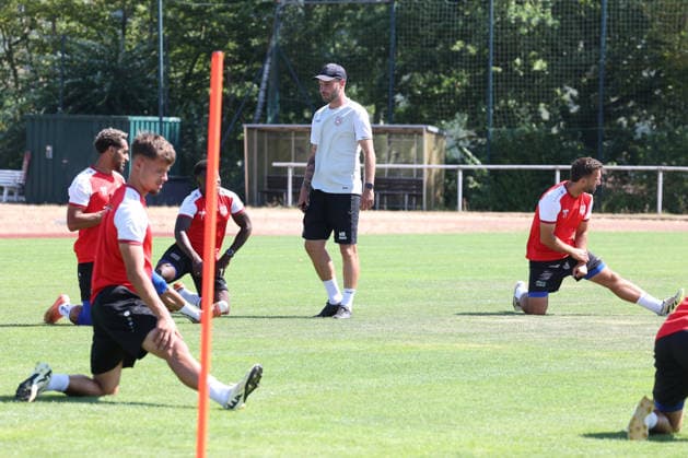 Training der Sportfreunde Siegen. Interimstrainer Marco Beier (SI) Mi. Fussball Regionalliga West, Training, Sportfreunde Siegen, am 10.08.2026 in Mudersbach Deutschland. *** Sportfreunde Siegen Practice: Interim Coach Marco Beier, SI Mi Soccer Regionalliga West, Practice, Sportfreunde Siegen, on August 10, 2026, in Mudersbach, Germany