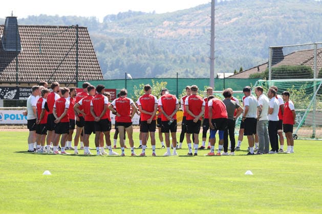 Training der Sportfreunde Siegen. Die Sportfreunde Siegen haben sich am 09.08.2026 von Trainer Boris Schommers (SI) getrennt. Trainer Boris Schommers (SI) 2. v. re. verabschiedet sich von der Mannschaft. Fussball Regionalliga West, Training, Sportfreunde Siegen, am 10.08.2026 in Mudersbach Deutschland. *** Sportfreunde Siegen Practice: Sportfreunde Siegen parted ways with coach Boris Schommers SI on August 9, 2026. Coach Boris Schommers SI (second from the right) bids farewell to the team. Soccer Regionalliga West, Practice, Sportfreunde Siegen, on August 10, 2026, in Mudersbach, Germany