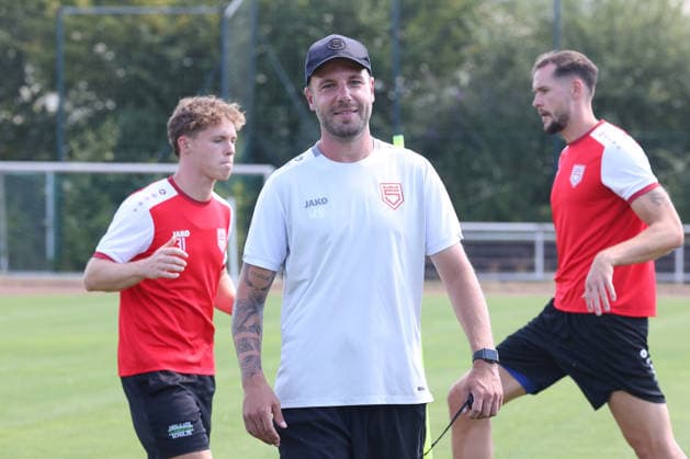 Training der Sportfreunde Siegen. Interimstrainer Marco Beier (SI) Fussball Regionalliga West, Training, Sportfreunde Siegen, am 10.08.2026 in Mudersbach Deutschland. *** Sportfreunde Siegen Training Session: Interim Coach Marco Beier, SI Soccer Regionalliga West, Training, Sportfreunde Siegen, on August 10, 2026, in Mudersbach, Germany