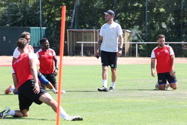 Training der Sportfreunde Siegen. Interimstrainer Marco Beier (SI) Mi. Fussball Regionalliga West, Training, Sportfreunde Siegen, am 10.08.2026 in Mudersbach Deutschland. *** Sportfreunde Siegen Practice: Interim Coach Marco Beier, SI Mi Soccer Regionalliga West, Practice, Sportfreunde Siegen, on August 10, 2026, in Mudersbach, Germany