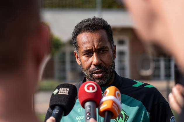 10.08.2026, GER Deutschland, Fussball, Saison 2026 2027, Trainingslager Werder Bremen, Interview vor dem Training Daniel Thioune (Chef-Trainer, SV Werder Bremen) im Interview während des Trainingslagers des SV Werder Bremen in Harsewinkel-Marienfeld Harsewinkel-Marienfeld Hotel-Residence Klosterpforte Nordrhein-Westfalen (NRW) Deutschland *** August 10, 2026, GER Germany, Soccer, 2026–2027 Season, Werder Bremen Training Camp, Pre-Training Interview with Head Coach Daniel Thioune, SV Werder Bremen Interview During the SV Werder Bremen Training Camp in Harsewinkel Marienfeld, Harsewinkel Marienfeld Hotel Residence Klosterpforte, North Rhine-Westphalia (NRW), Germany Copyright: xnordphotoxGmbHx xChristianxSchulzex