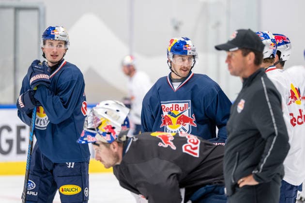 Veit Oswald 27 (EHC Red Bull Muenchen), Lucas Thaler 48 (EHC Red Bull Muenchen), EHC Red Bull Muenchen Pressetrainning, 10.08.2026 Muenchen Bayern Deutschland *** Veit Oswald 27, EHC Red Bull Munich; Lucas Thaler 48, EHC Red Bull Munich; EHC Red Bull Munich Press Workout, August 10, 2026, Munich, Bavaria, Germany Copyright: xkolbert-press UlrichxGamelx