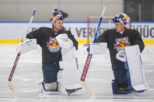 Die Torhueter Antonie Bibeau 30 (EHC Red Bull Muenchen) und Mathias Niederberger 35 (EHC Red Bull Muenchen) warten auf Ihren Einsatz, EHC Red Bull Muenchen Pressetrainning, 10.08.2026 Muenchen Bayern Deutschland *** Goalies Antonie Bibeau, 30, of EHC Red Bull Munich, and Mathias Niederberger, 35, of EHC Red Bull Munich, wait for their turn during the EHC Red Bull Munich press practice on August 10, 2026, in Munich, Bavaria, Germany. Copyright: xkolbert-press UlrichxGamelx