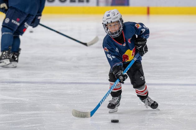 Der Sohn vom Maximilian Kastner 93 (EHC Red Bull Muenchen), hat den grossen bereits den Puk abgenommen. Nachwuchstalent., EHC Red Bull Muenchen Pressetrainning, 10.08.2026 Muenchen Bayern Deutschland *** The son of Maximilian Kastner (No. 93, EHC Red Bull Munich) has already taken the puck from his father. Up-and-coming talent, EHC Red Bull Munich press training, August 10, 2026, Munich, Bavaria, Germany Copyright: xkolbert-press UlrichxGamelx