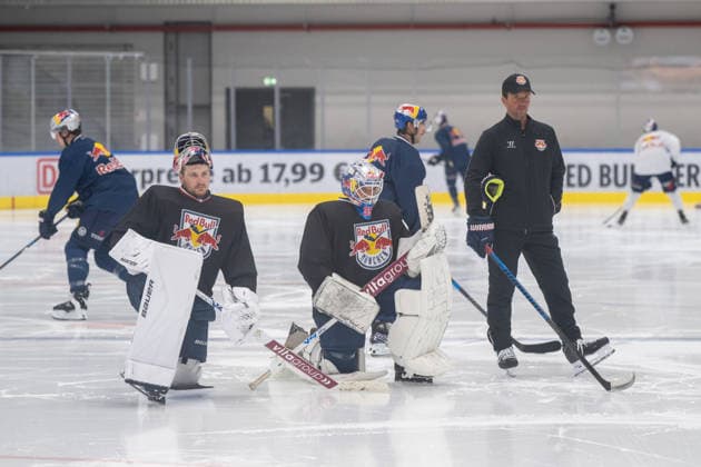 Die Torhueter Antonie Bibeau 30 (EHC Red Bull Muenchen) und Mathias Niederberger 35 (EHC Red Bull Muenchen) warten auf Ihren Einsatz, daneben der Co-Trainer Dimitri Paetzold, EHC Red Bull Muenchen Pressetrainning, 10.08.2026 Muenchen Bayern Deutschland *** Goalies Antonie Bibeau, 30, of EHC Red Bull Munich, and Mathias Niederberger, 35, of EHC Red Bull Munich, are waiting to take the ice, alongside assistant coach Dimitri Paetzold, EHC Red Bull Munich press practice, August 10, 2026, Munich, Bavaria, Germany Copyright: xkolbert-press UlrichxGamelx