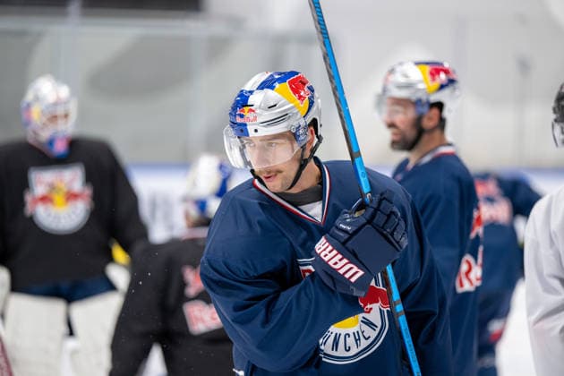 Lucas Thaler 48 (EHC Red Bull Muenchen), EHC Red Bull Muenchen Pressetrainning, 10.08.2026 Muenchen Bayern Deutschland *** Lucas Thaler 48, EHC Red Bull Munich, EHC Red Bull Munich Press Workout, August 10, 2026, Munich, Bavaria, Germany Copyright: xkolbert-press UlrichxGamelx
