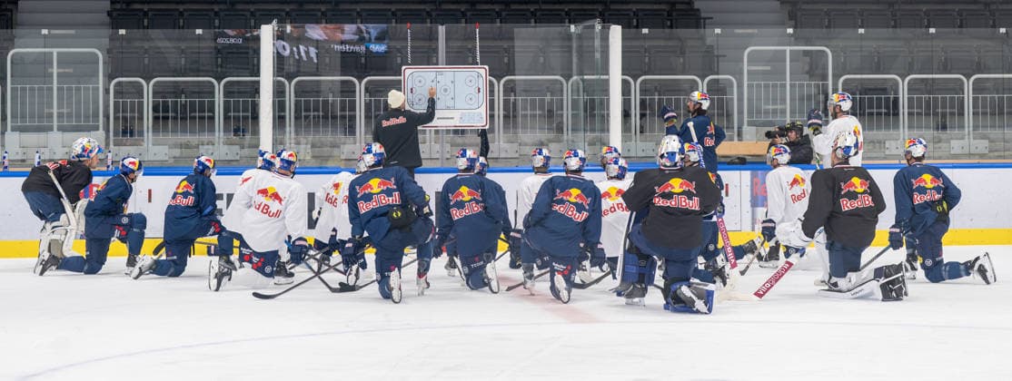 Der Co-Trainer erklärt die nächsten Trainingskonstellationen dem Team, EHC Red Bull Muenchen Pressetrainning, 10.08.2026 Muenchen Bayern Deutschland *** The assistant coach explains the next training drills to the team, EHC Red Bull Munich press training session, August 10, 2026, Munich, Bavaria, Germany Copyright: xkolbert-press UlrichxGamelx
