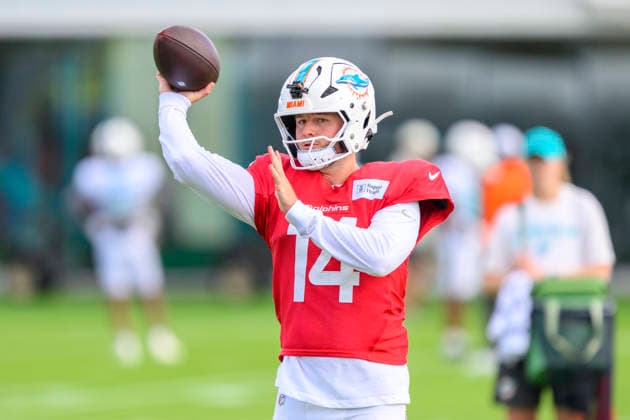 MIAMI GARDENS, FL - AUGUST 10: Miami Dolphins quarterback Quinn Ewers (14) throws the ball during the Miami Dolphins Training Camp on August 10 2026, at the Baptist Health Training Complex in Miami Gardens, FL. (Photo by Doug Murray Icon Sportswire) NFL, American Football Herren, USA AUG 10 Dolphins Training Camp EDITORIAL USE ONLY Icon796260810010