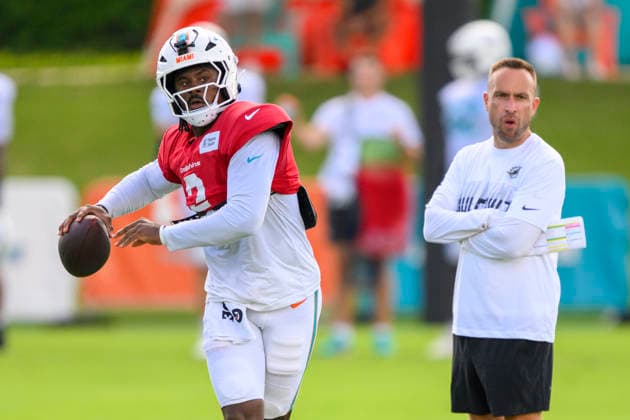 MIAMI GARDENS, FL - AUGUST 10: Miami Dolphins head coach Jeff Hafley watches quarterback Malik Willis (2) throw the ball during the Miami Dolphins Training Camp on August 10 2026, at the Baptist Health Training Complex in Miami Gardens, FL. (Photo by Doug Murray Icon Sportswire) NFL, American Football Herren, USA AUG 10 Dolphins Training Camp EDITORIAL USE ONLY Icon796260810002