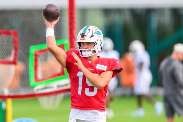 MIAMI GARDENS, FL - AUGUST 10: Miami Dolphins quarterback Cam Miller (15) throws the ball during the Miami Dolphins Training Camp on August 10 2026, at the Baptist Health Training Complex in Miami Gardens, FL. (Photo by Doug Murray Icon Sportswire) NFL, American Football Herren, USA AUG 10 Dolphins Training Camp EDITORIAL USE ONLY Icon796260810014