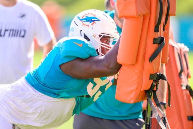 MIAMI GARDENS, FL - AUGUST 10: Miami Dolphins defensive lineman Fatorma Mulbah (95) runs a blocking drill during the Miami Dolphins Training Camp on August 10 2026, at the Baptist Health Training Complex in Miami Gardens, FL. (Photo by Doug Murray Icon Sportswire) NFL, American Football Herren, USA AUG 10 Dolphins Training Camp EDITORIAL USE ONLY Icon796260810028