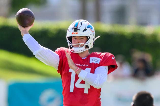 MIAMI GARDENS, FL - AUGUST 10: Miami Dolphins quarterback Quinn Ewers (14) throws the ball during the Miami Dolphins Training Camp on August 10 2026, at the Baptist Health Training Complex in Miami Gardens, FL. (Photo by Doug Murray Icon Sportswire) NFL, American Football Herren, USA AUG 10 Dolphins Training Camp EDITORIAL USE ONLY Icon796260810030