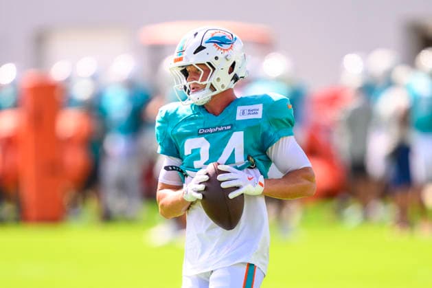 MIAMI GARDENS, FL - AUGUST 10: Miami Dolphins safety Tanner Wall (34) holds the ball during the Miami Dolphins Training Camp on August 10 2026, at the Baptist Health Training Complex in Miami Gardens, FL. (Photo by Doug Murray Icon Sportswire) NFL, American Football Herren, USA AUG 10 Dolphins Training Camp EDITORIAL USE ONLY Icon796260810040