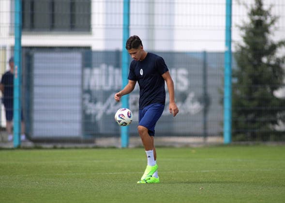 Fussball, Herren, Regionalliga Bayern, Saison 2026 2027, TSV 1860 München, Training Loris Husic (TSV 1860 München) spielt, dantelt mit einem Ball *** Soccer, Men s, Bavarian Regional League, 2026–2027 Season, TSV 1860 Munich, Training: Loris Husic of TSV 1860 Munich is playing and juggling a ball