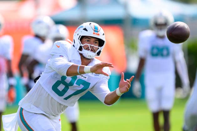 MIAMI GARDENS, FL - AUGUST 10: Miami Dolphins tight end Cole Turner (87) catches the ball during the Miami Dolphins Training Camp on August 10 2026, at the Baptist Health Training Complex in Miami Gardens, FL. (Photo by Doug Murray Icon Sportswire) NFL, American Football Herren, USA AUG 10 Dolphins Training Camp EDITORIAL USE ONLY Icon796260810046