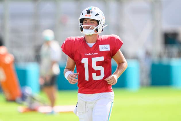 MIAMI GARDENS, FL - AUGUST 10: Miami Dolphins quarterback Cam Miller (15) jogs on the field during the Miami Dolphins Training Camp on August 10 2026, at the Baptist Health Training Complex in Miami Gardens, FL. (Photo by Doug Murray Icon Sportswire) NFL, American Football Herren, USA AUG 10 Dolphins Training Camp EDITORIAL USE ONLY Icon796260810044