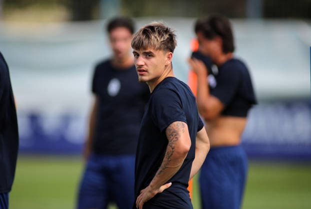 Fussball, Herren, Regionalliga Bayern, Saison 2026 2027, TSV 1860 München, Training Mark Gevorgyan (TSV 1860 München) mit Blick nach links, stehend *** Soccer, Men s, Bavarian Regional League, 2026–2027 Season, TSV 1860 Munich, Mark Gevorgyan at a TSV 1860 Munich practice, looking to the left, standing